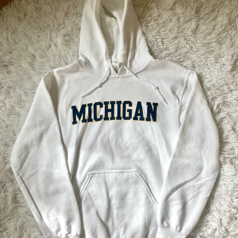 NWOT MICHIGAN COLLEGE MERCH HOODIE
